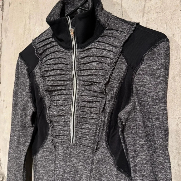 Lululemon Run Your Heart Out 1/4 Zip Pullover Size 2 - Picture 3 of 9